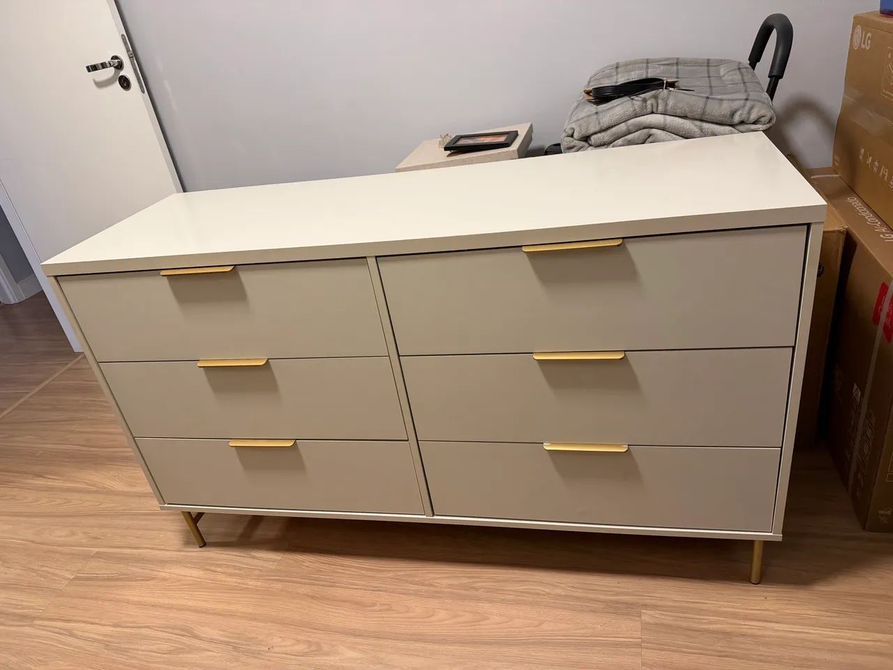 Cômoda 6 gavetas off white com dourado 