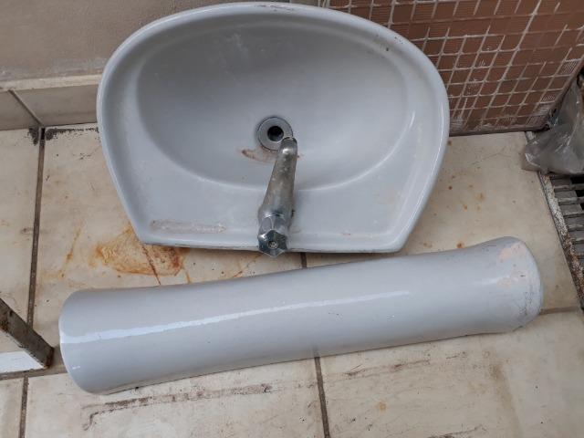 Lavatório coluna cor cinza