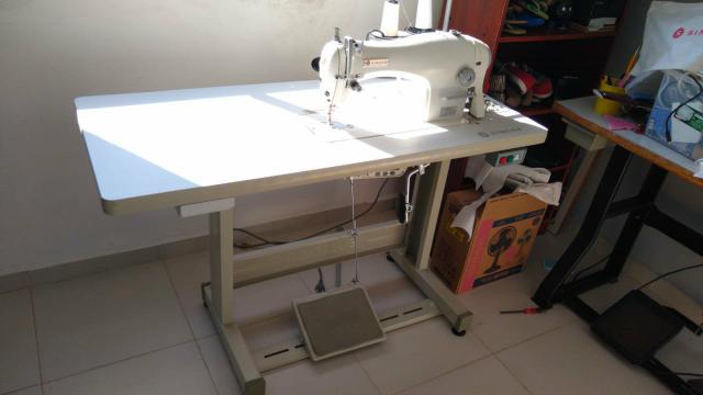 Máquina de costura e overloque
