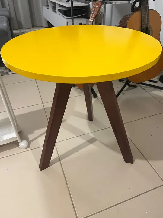 Mesa Amarela centro + Abajur