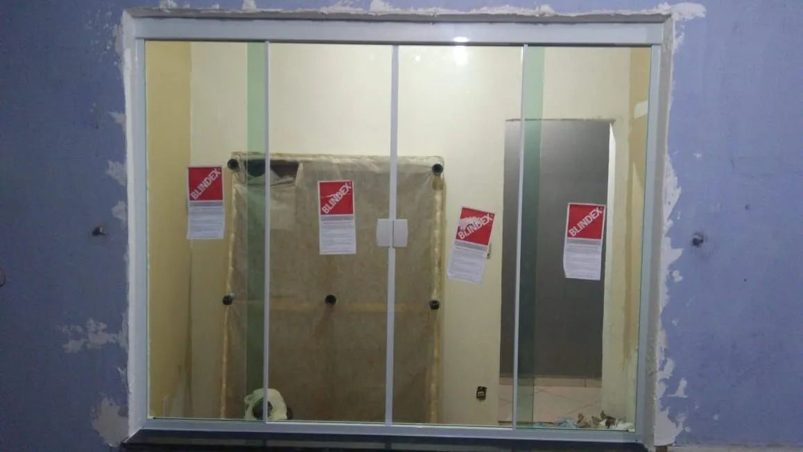 Porta Pivotante/ Correr / Janelas Blindex - Foto 2