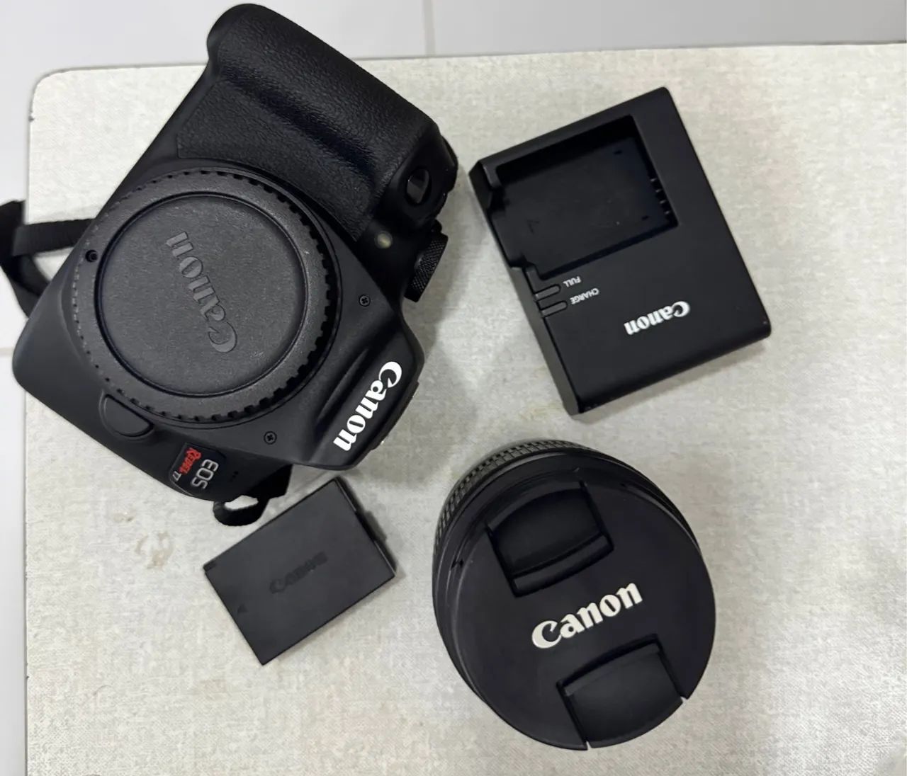 Câmera Canon EOS Rebel T7 DSLR com Lente