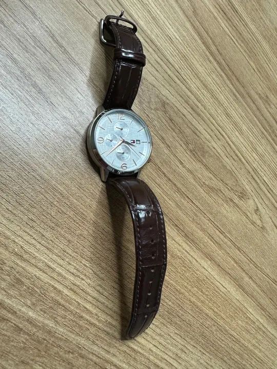 Relógio Tommy Hilfiger Analógico com Visor Branco e Pulseira de Couro Marrom - Foto 5