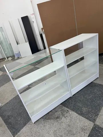 Balcão vitrine expositor c/ vidro superior MDF