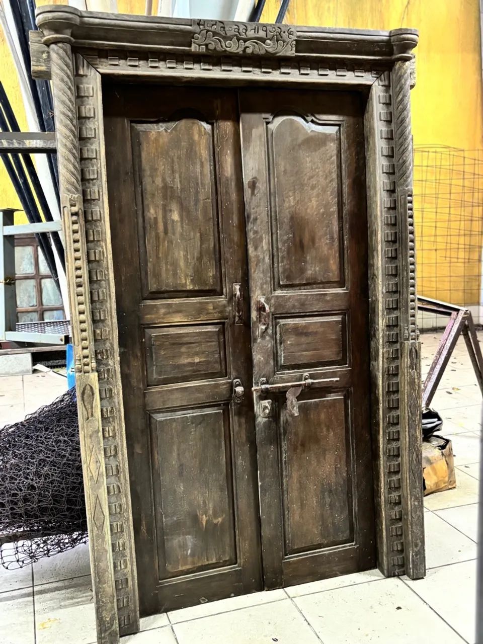 Porta de madeira maciça antiga 2 bandeiras talhada 128x205Cm  - Foto 3