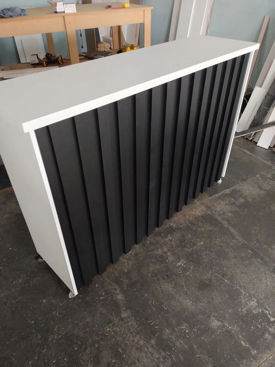 Balcão branco com ripado preto/'/caixa/atendimento  - Foto 5