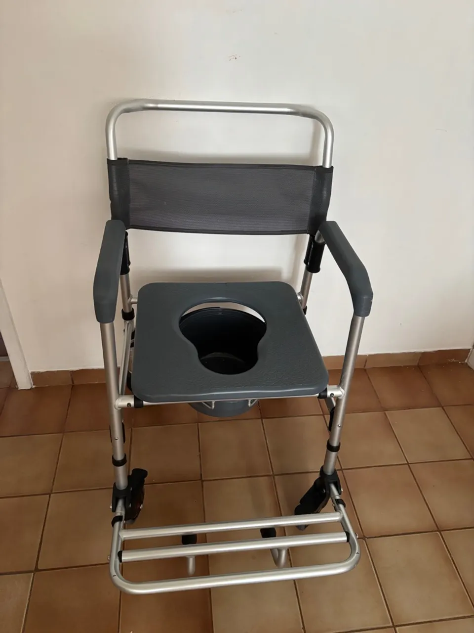 Cadeira com Assento Sanitário para Banheiro