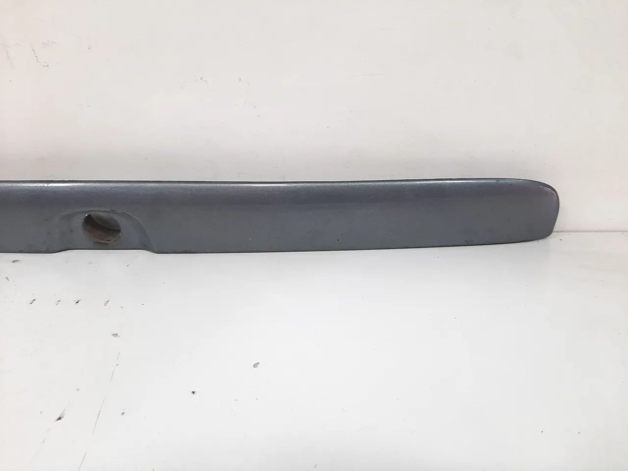 Friso Tampa Traseira Porta Malas Gm Astra Hatch 1998 A 2012 - Foto 2