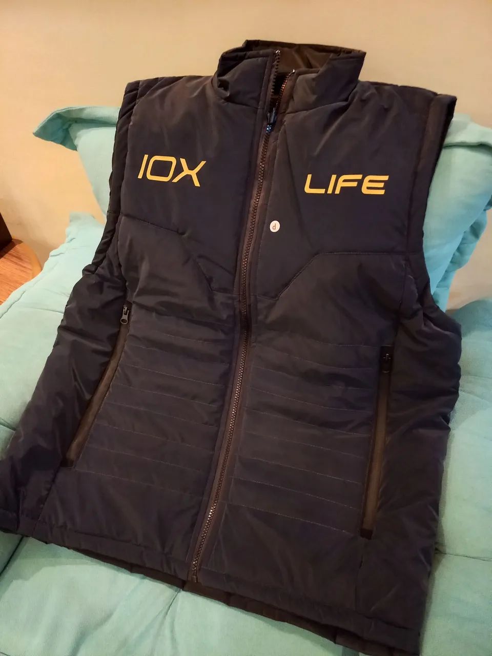 Colete Masculino Iox Life dupla face - Preto, e outra face azul escuro. 