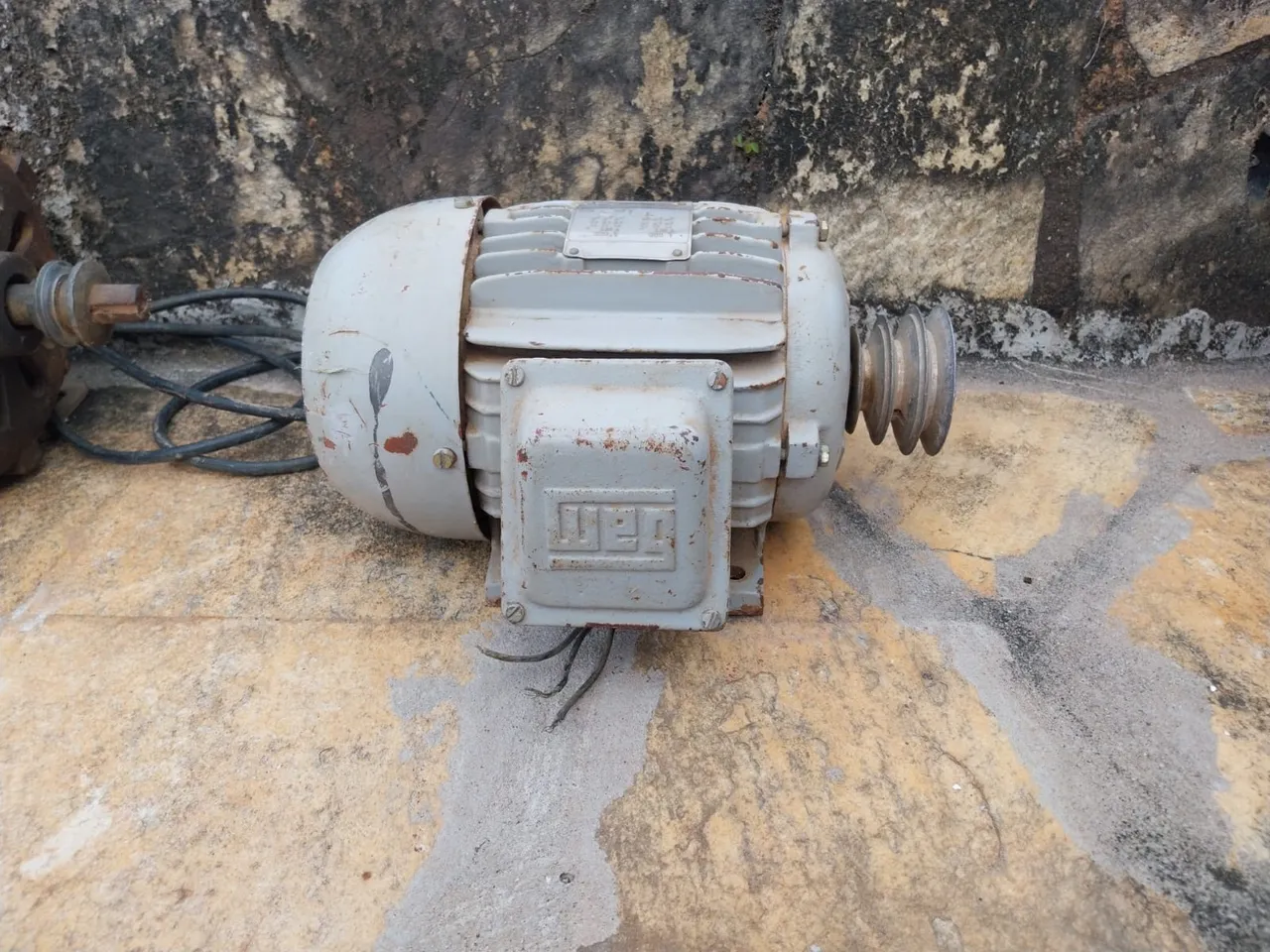 Motor Elétrico trifásico WEG - 5HP