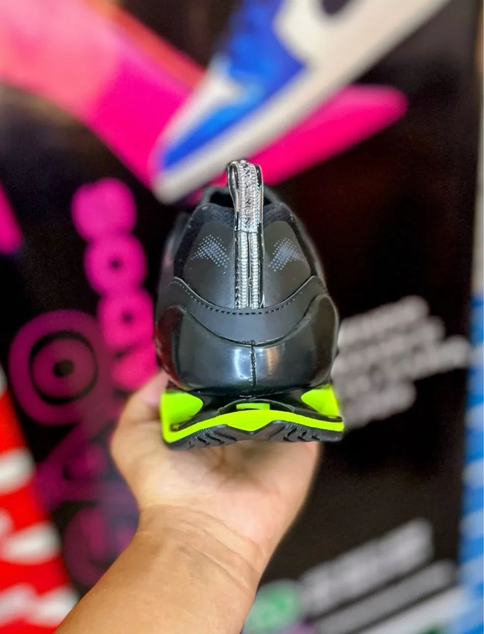 Tênis Esportivo Preto com Detalhes em Neon - Foto 3
