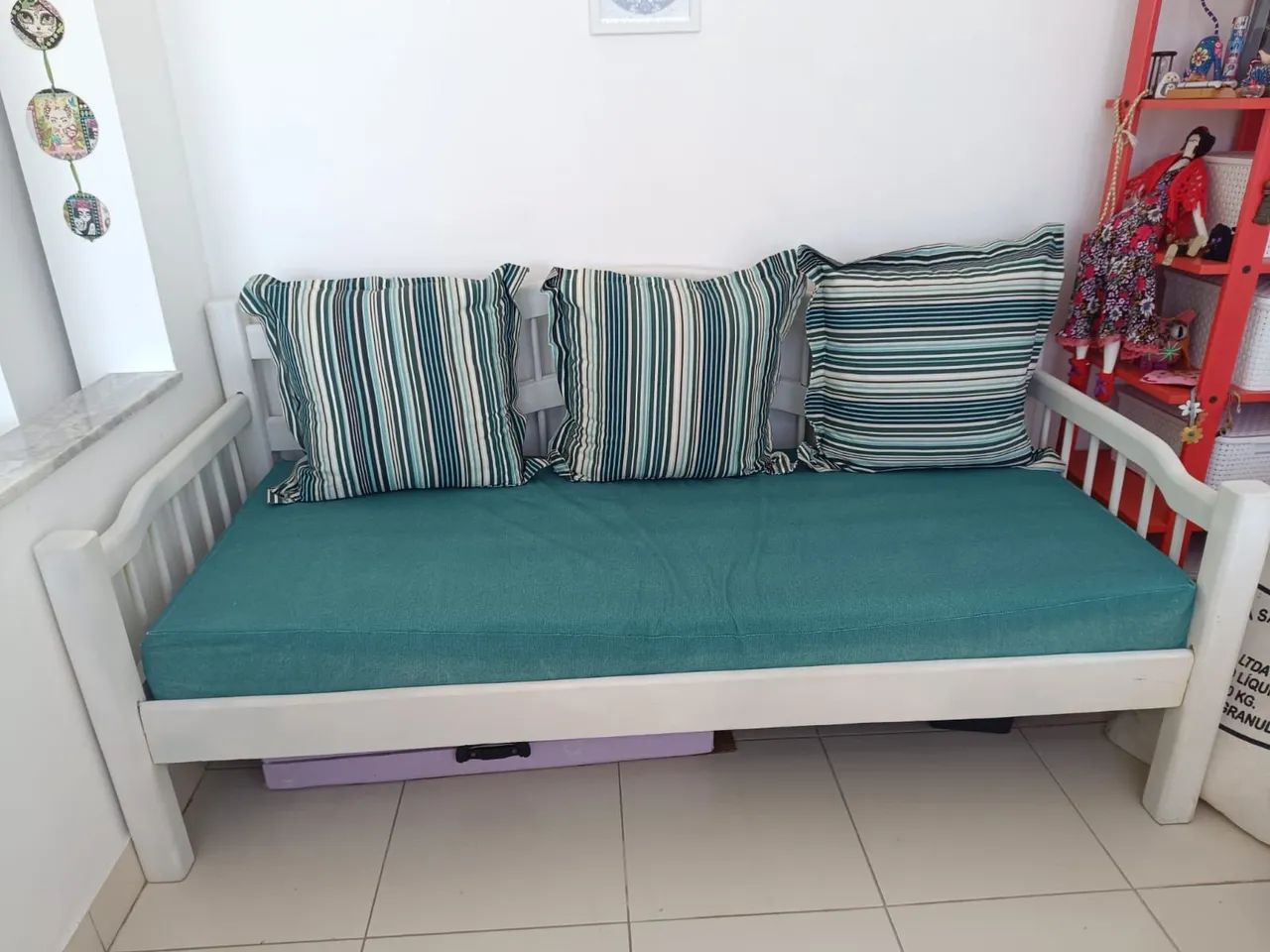 Sofá Cama Branco com almofadas listradas e colchão super confortável.