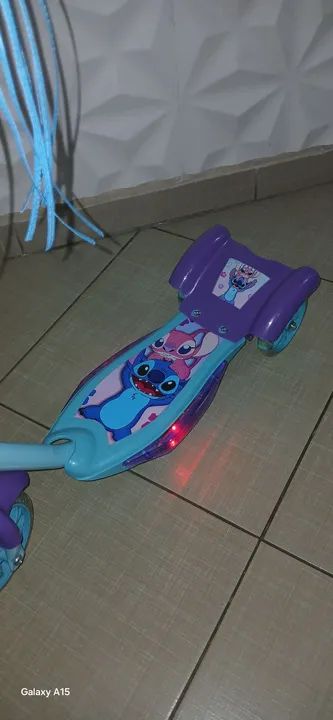 PATINETE INFANTIL MUSICAL E COM LUZES DO STITCK..NOVO A PRONTA ENTREGA  - Foto 3