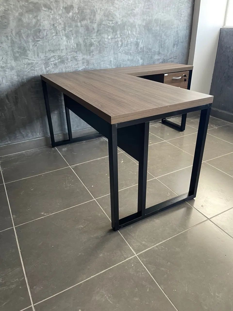 Mesa em L 1.50x1.60 com Gavetas para Escritório