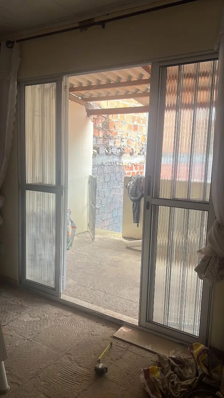 Porta de alumínio com vidro canelado 2,00x2,10 - Foto 2