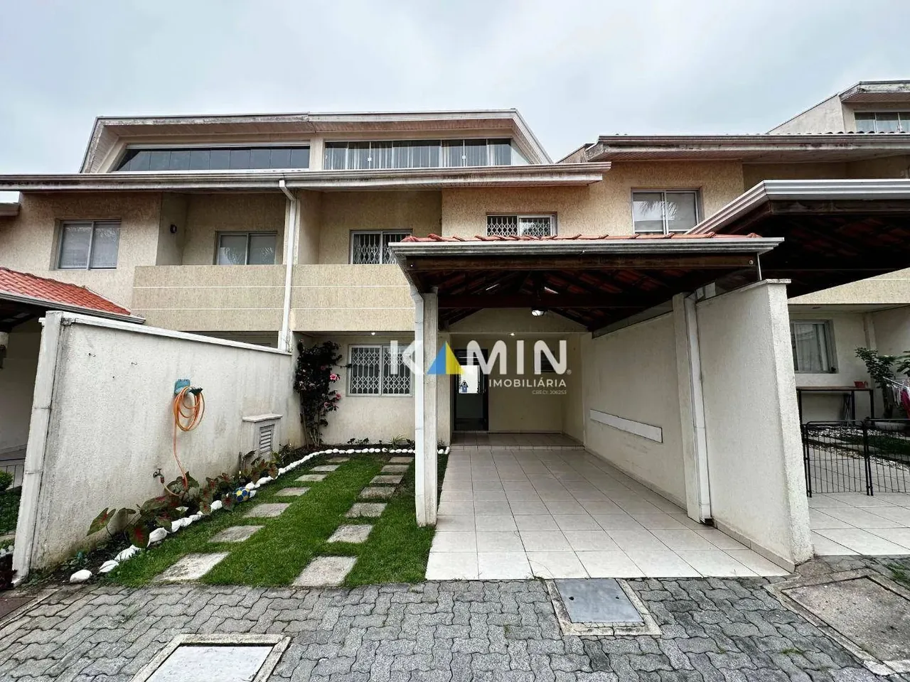 Sobrado com 2 dormitórios para alugar, 116 m² por R$ 3.960,00/mês - Uberaba - Curitiba/PR
