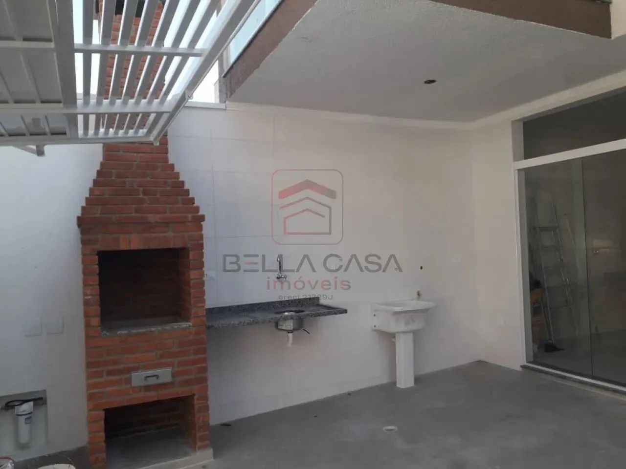 Sobrado com 03 dormitórios com 01 suítes com sacadas, sala, cozinha americana, lavanderia  - Foto 2