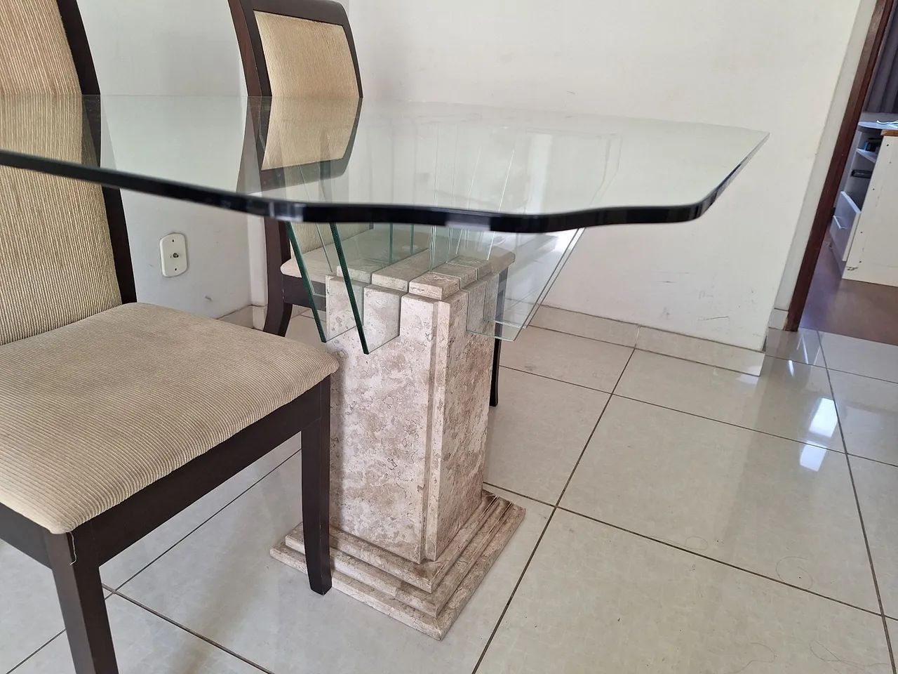 Mesa de Jantar de Vidro LAPIDADO cantos em "M" com 4 Cadeiras - Foto 3