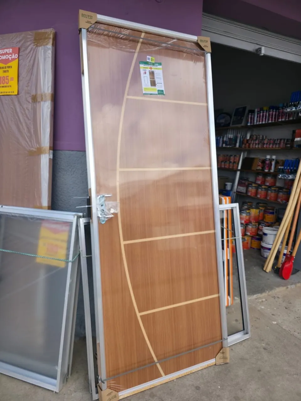 ? Porta de Madeira Frizada com esquadria de Alumínio: Estilo e praticidade para seu lar! ?