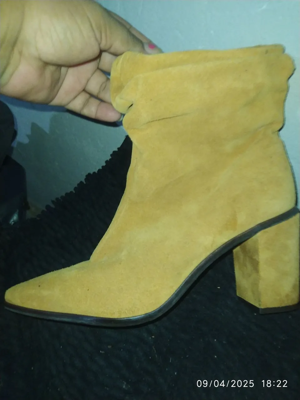 Bota de cano curto amarela