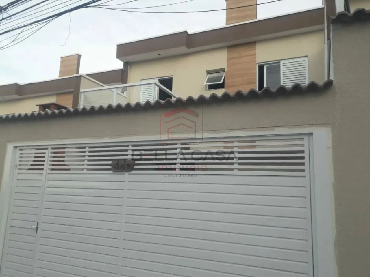 Sobrado com 03 dormitórios com 01 suítes com sacadas, sala, cozinha americana, lavanderia 