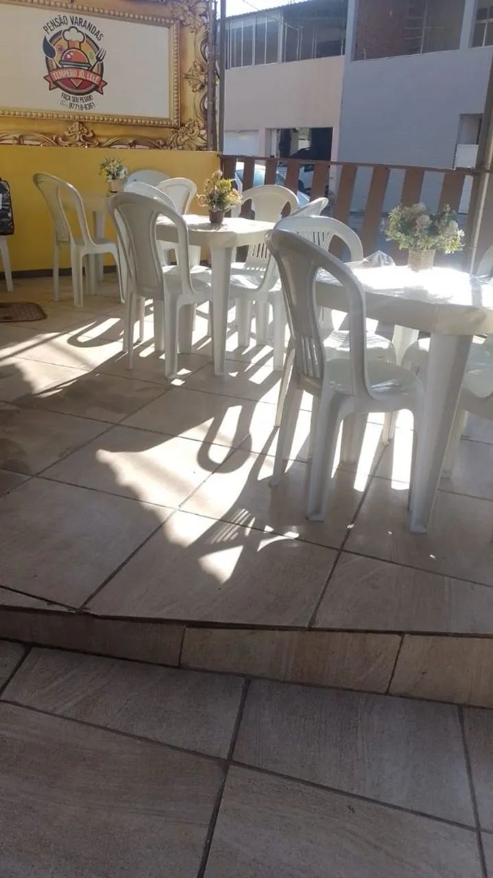 Conjunto de mesas e cadeiras para restaurante