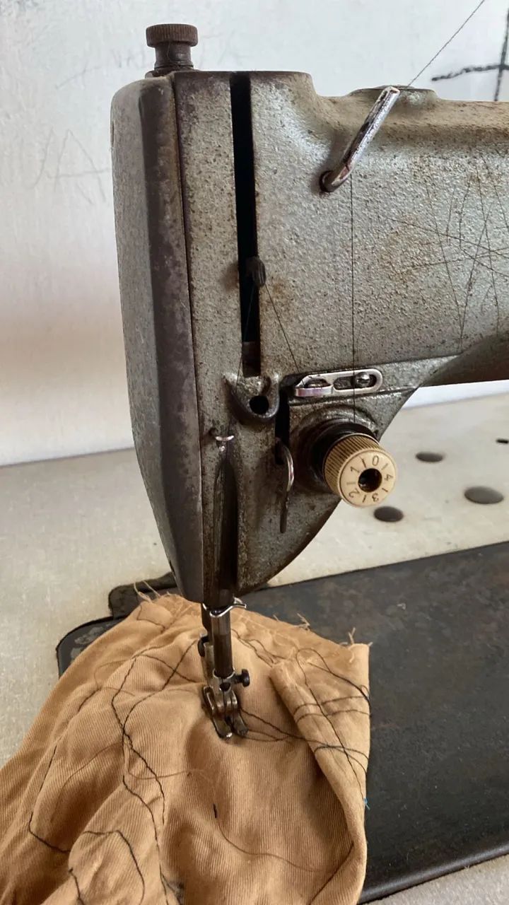 2 MÁQUINAS DE COSTURA (1 INTERLOCK E 1 RETA) - Foto 4