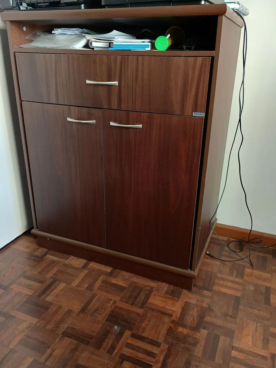 Armário em madeira com gaveta e portas.
