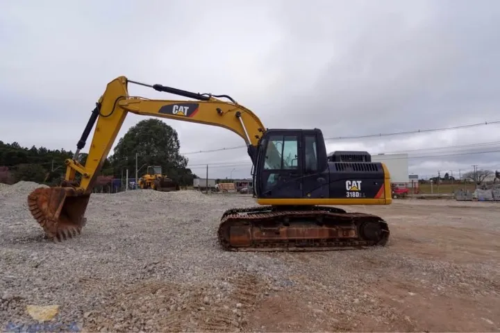 Escavadeira CAT 318d2l - Impecável