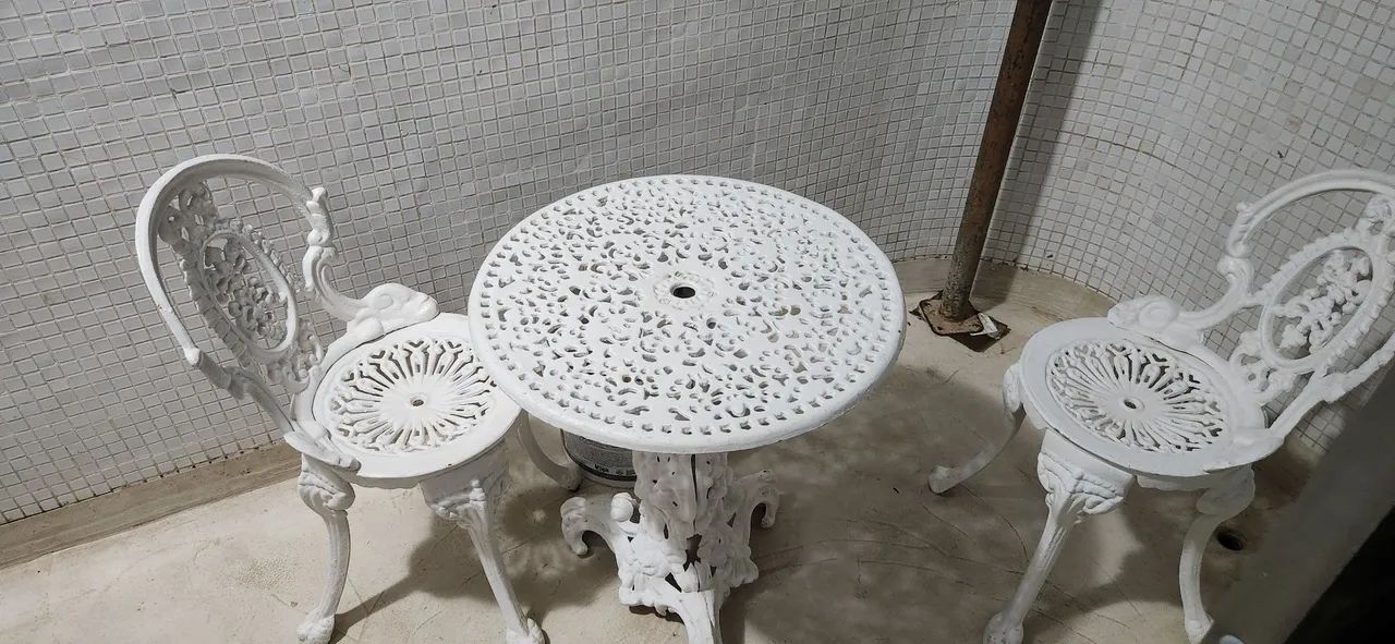 Mesa com tres cadeiras ferro