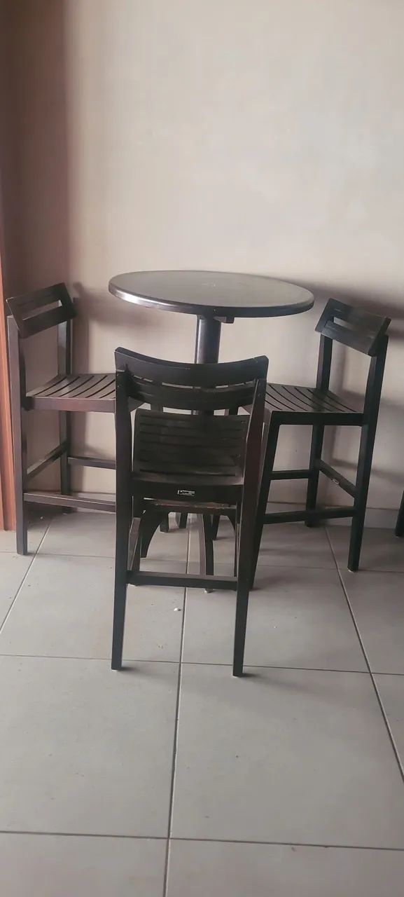Bistrô com 3 banquetas