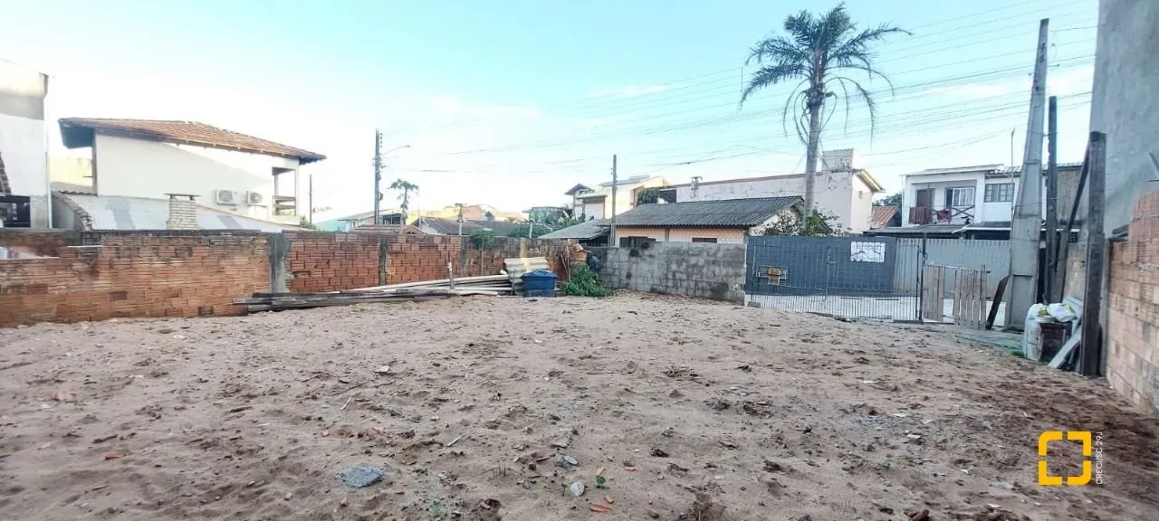 Terreno à venda com escritura pública à 200 metros do mar no Morro das Pedras em Florianóp
