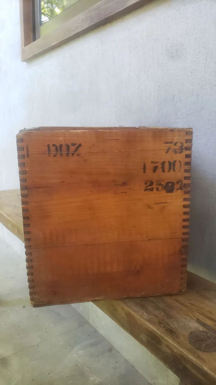 Caixa Madeira Maciça Johnnie walker 1966 - Foto 3