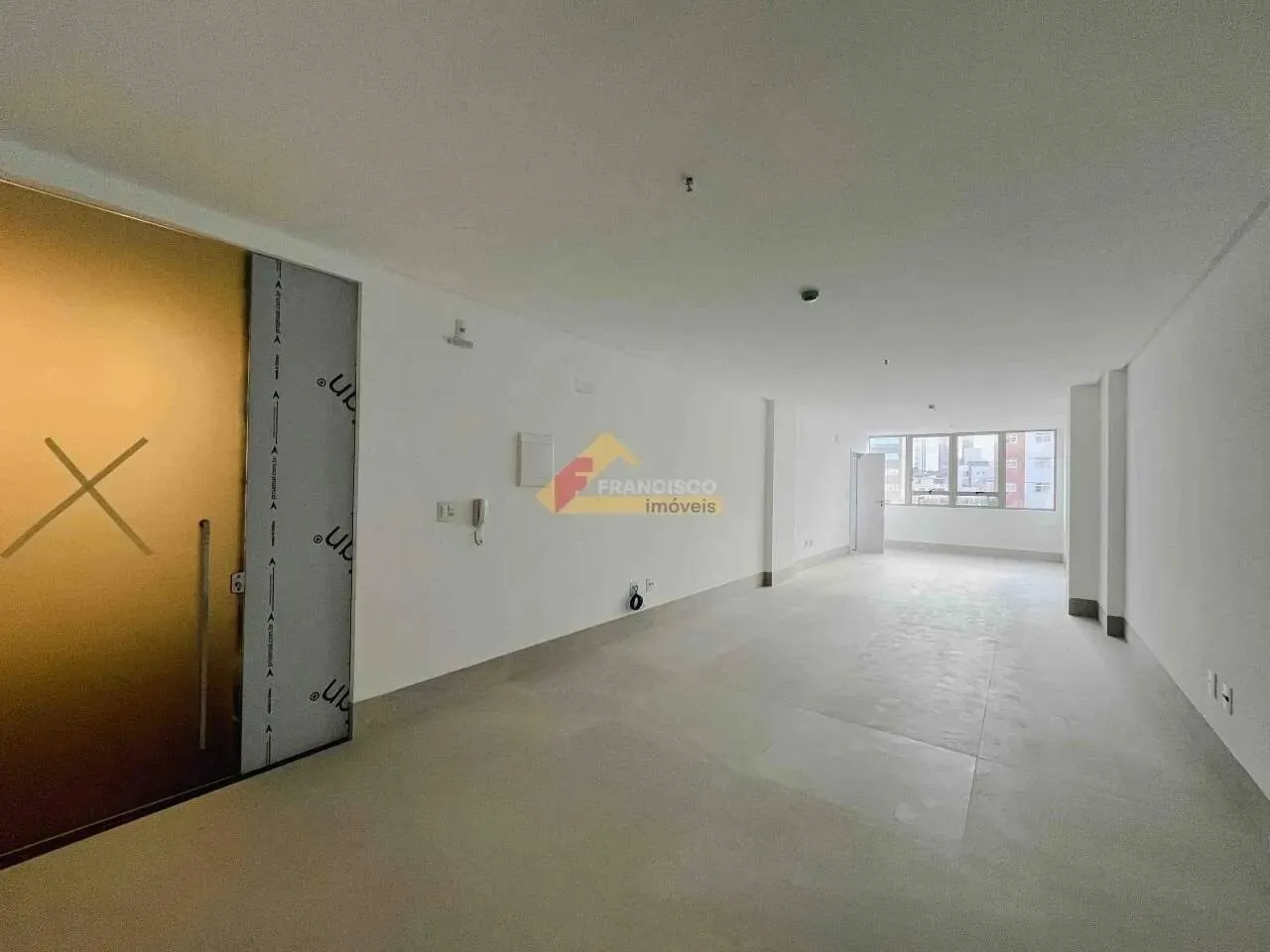 Sala comercial localizada no Centro