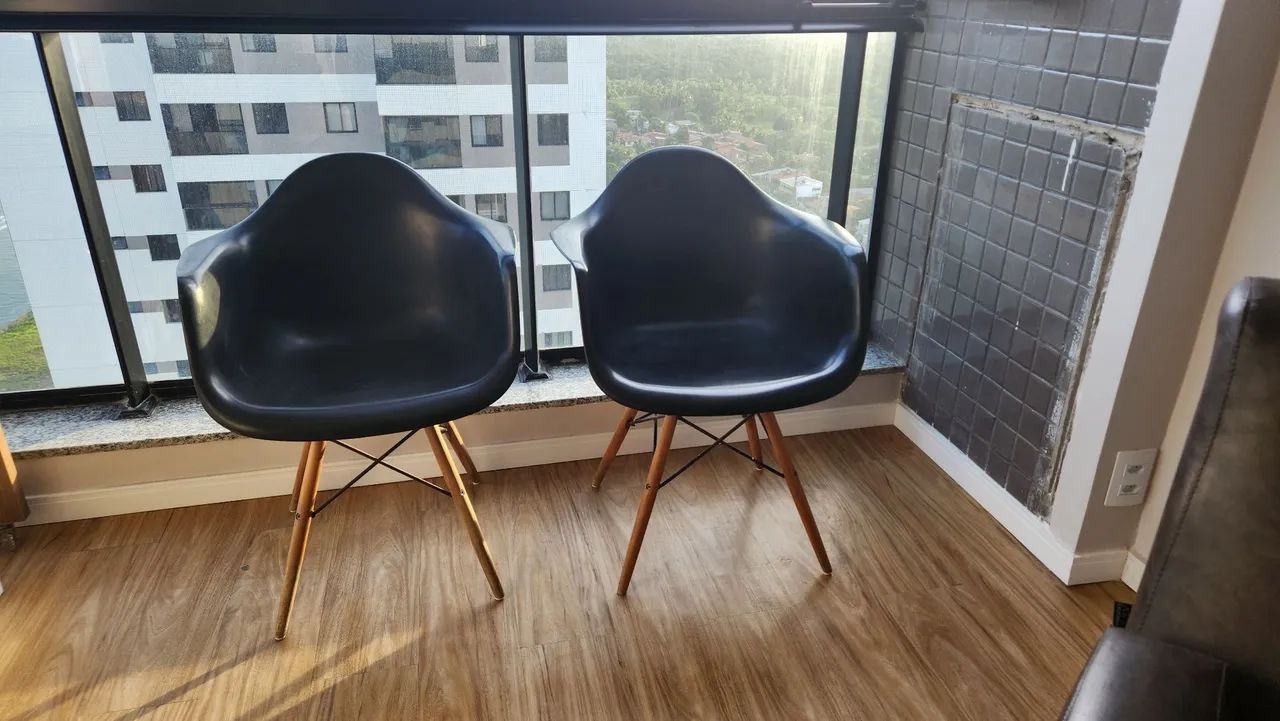 Duas lindas cadeiras Eames pretas