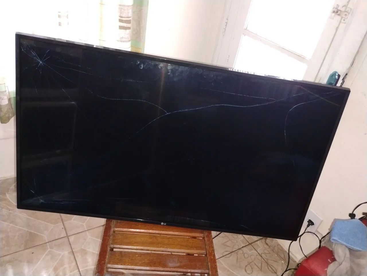 TV LG LED SMart 49 Polegadas Modelo 49LJ5550 defeito tela trincada ligando  - Foto 3