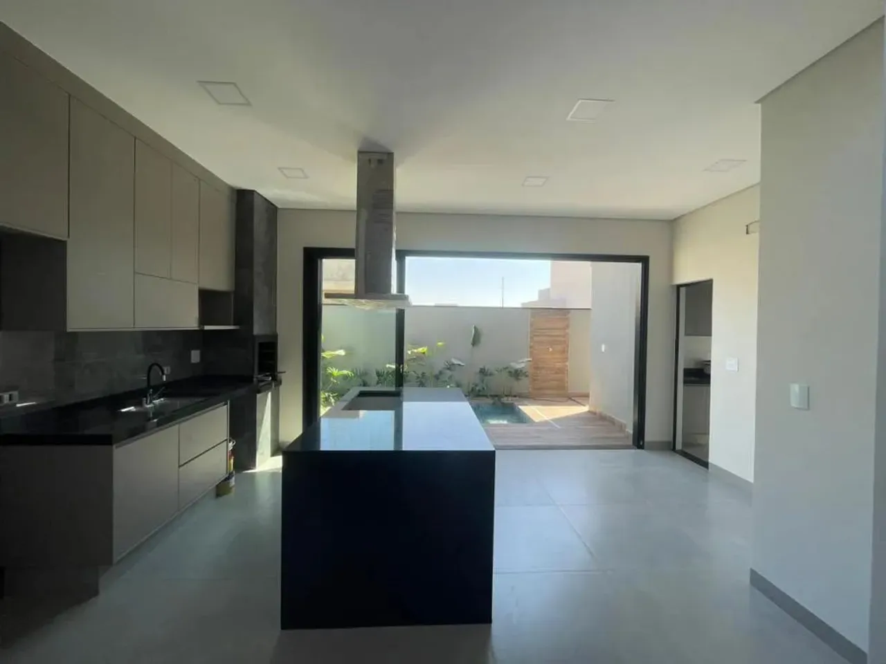 Casa terrea completa no Cond Vivendas da Mata | Só aqui na Imobiliária Rosa e Rangel