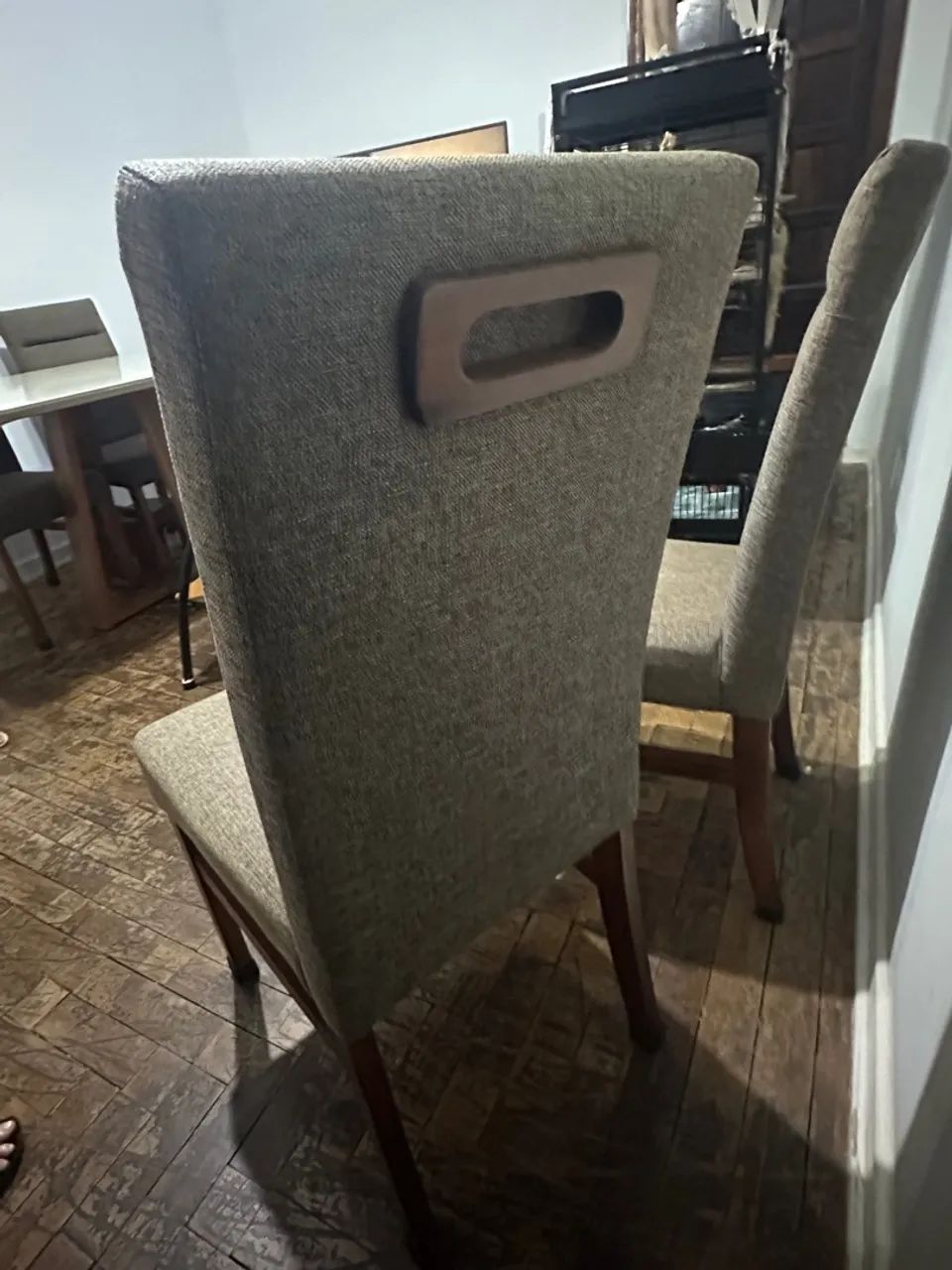 Conjunto Mesa e Cadeiras de Jantar  vídro laqueado off white, base feito em madeira maciça - Foto 3