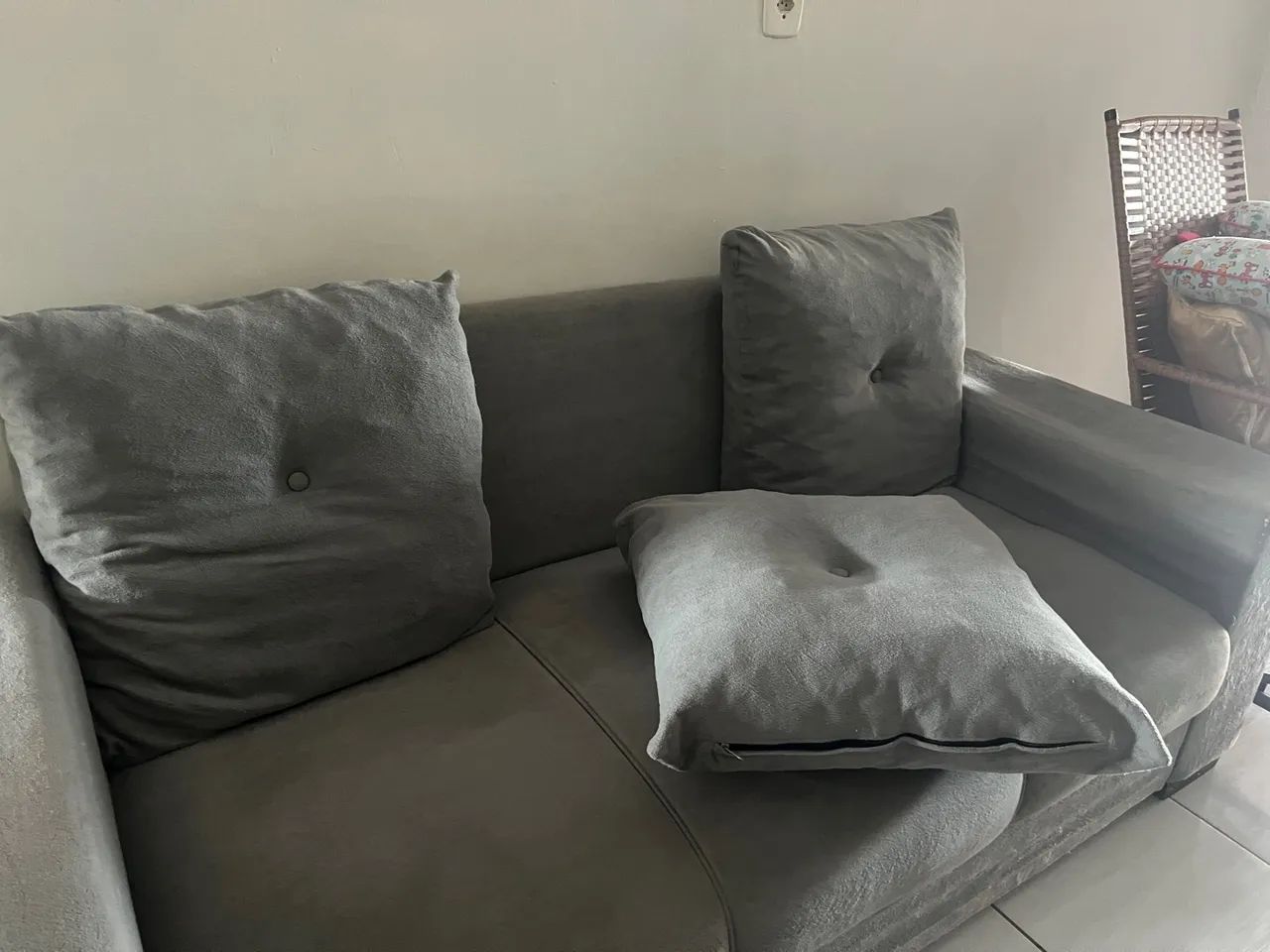 Sofá 3 lugares cinza - Foto 4