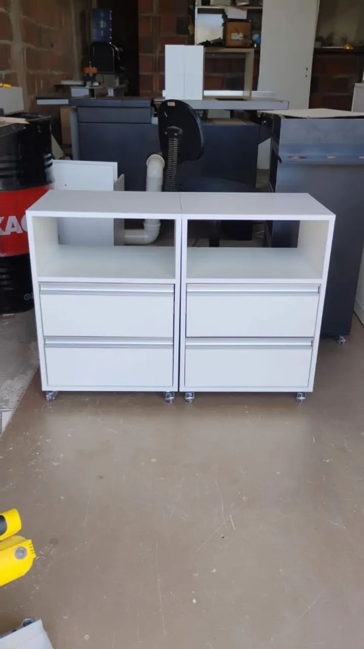 Mesa de cabeceira/canto com gavetas