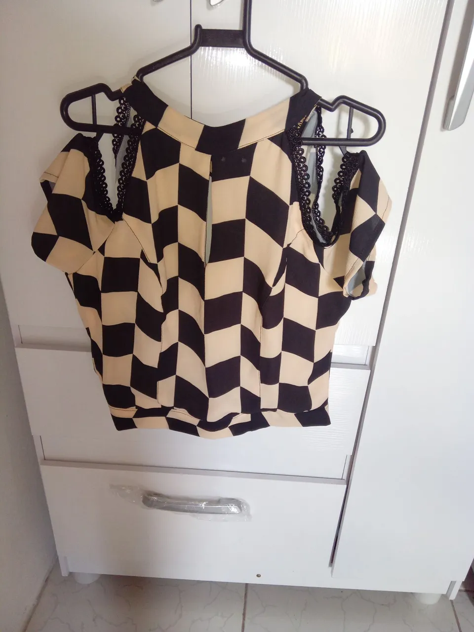 Blusa xadrez com ombro de fora