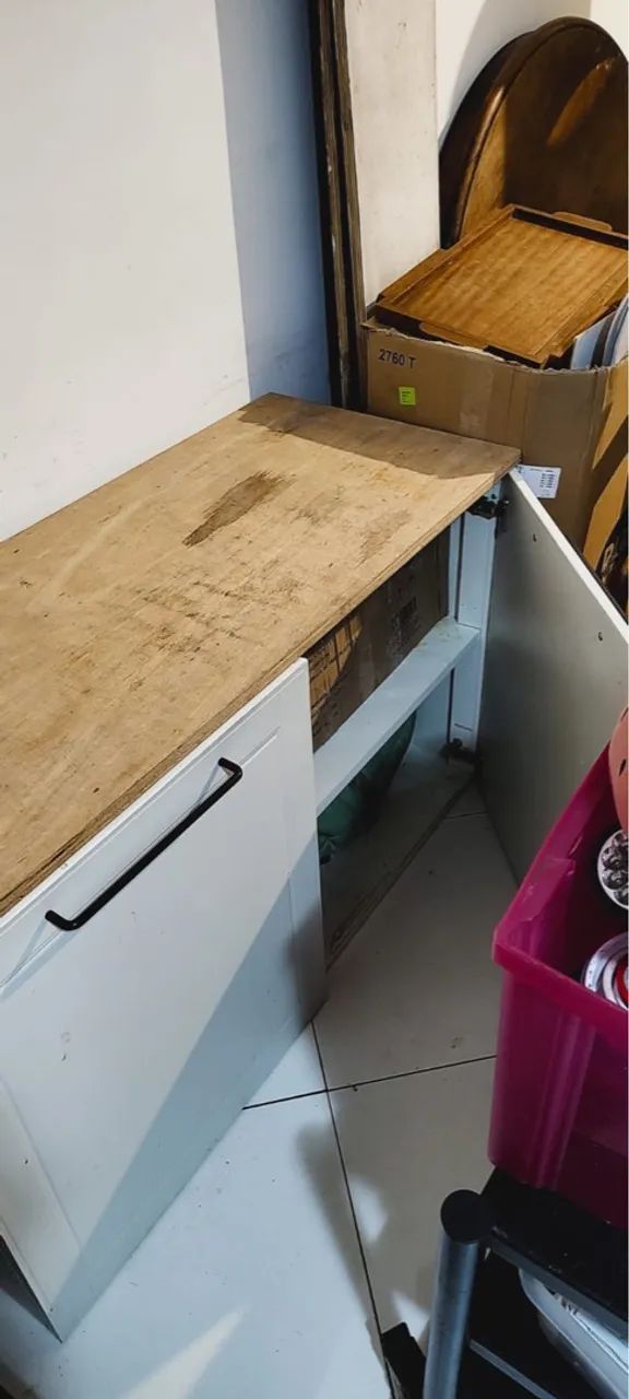 Armário de cozinha branco da tok&stok com porta e prateleira