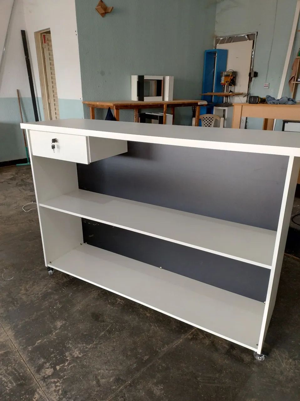 Balcão branco com ripado preto/'/caixa/atendimento  - Foto 3