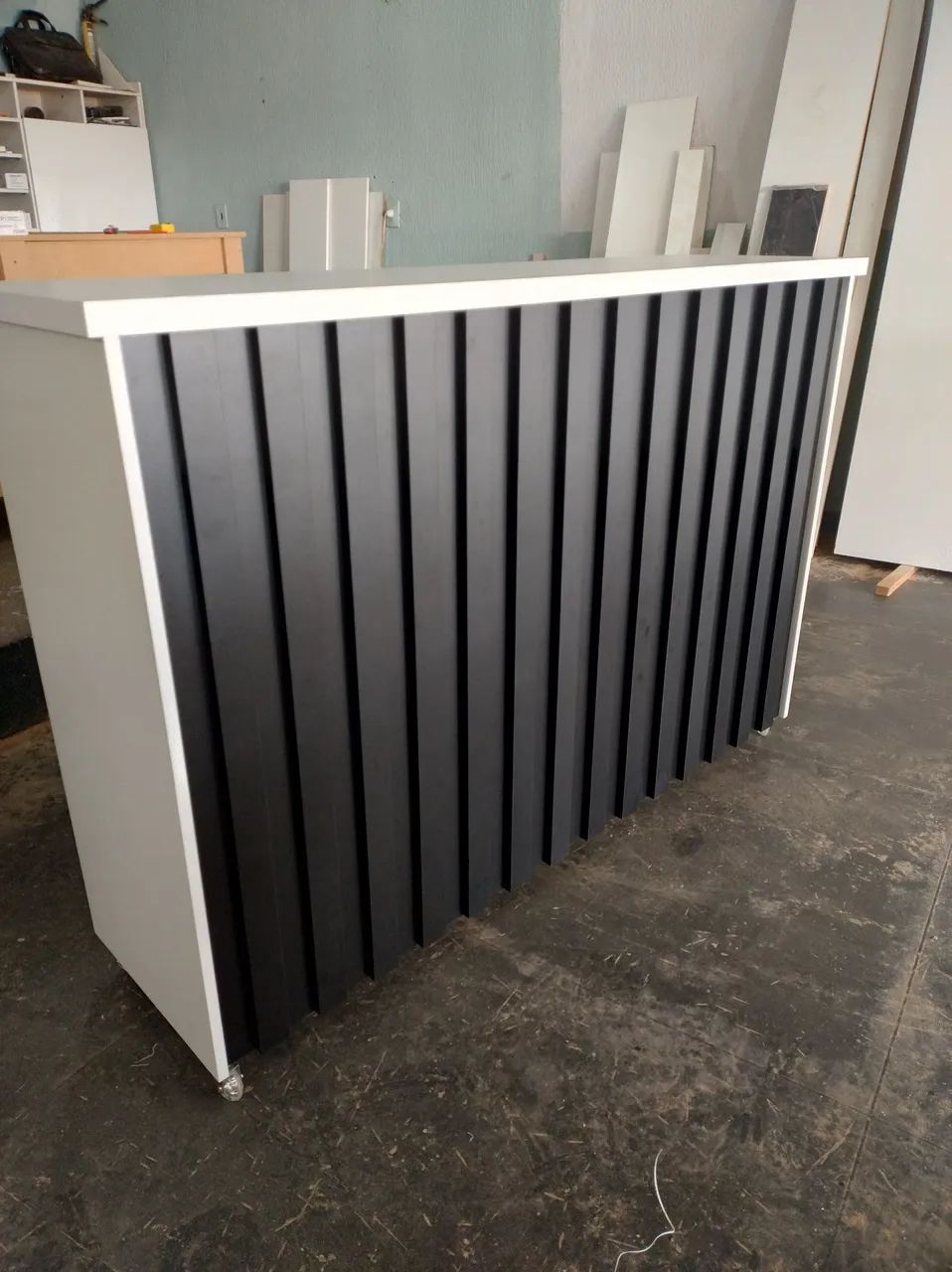 Balcão branco com ripado preto/'/caixa/atendimento 