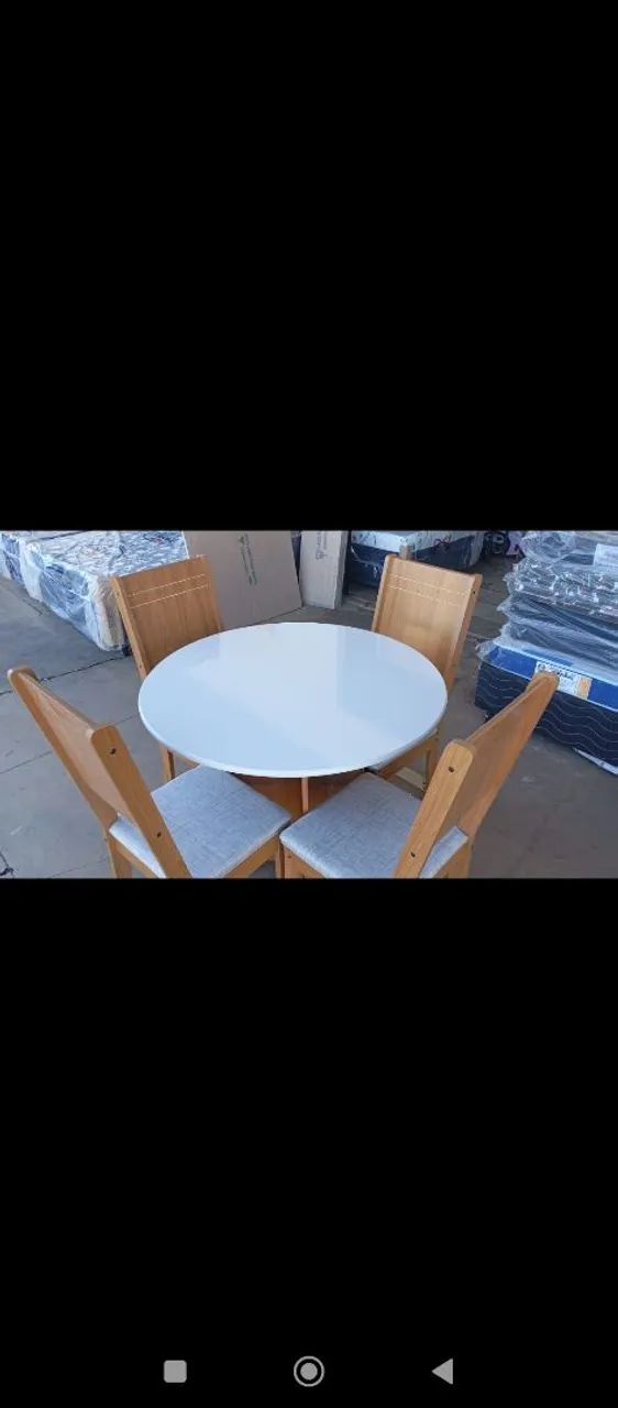 Conjunto Mesa Redonda com 4 Cadeiras