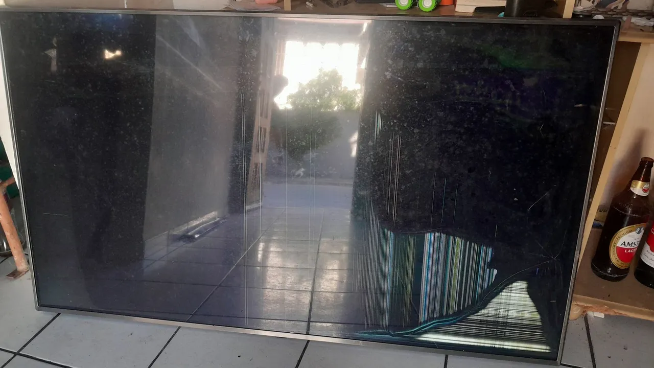 TV com tela danificada - Ideal para reaproveitamento de peças