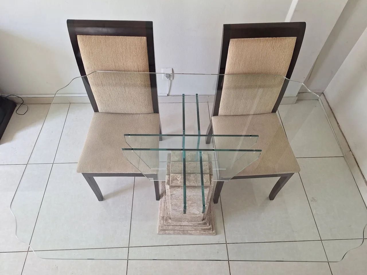 Mesa de Jantar de Vidro LAPIDADO cantos em "M" com 4 Cadeiras - Foto 4