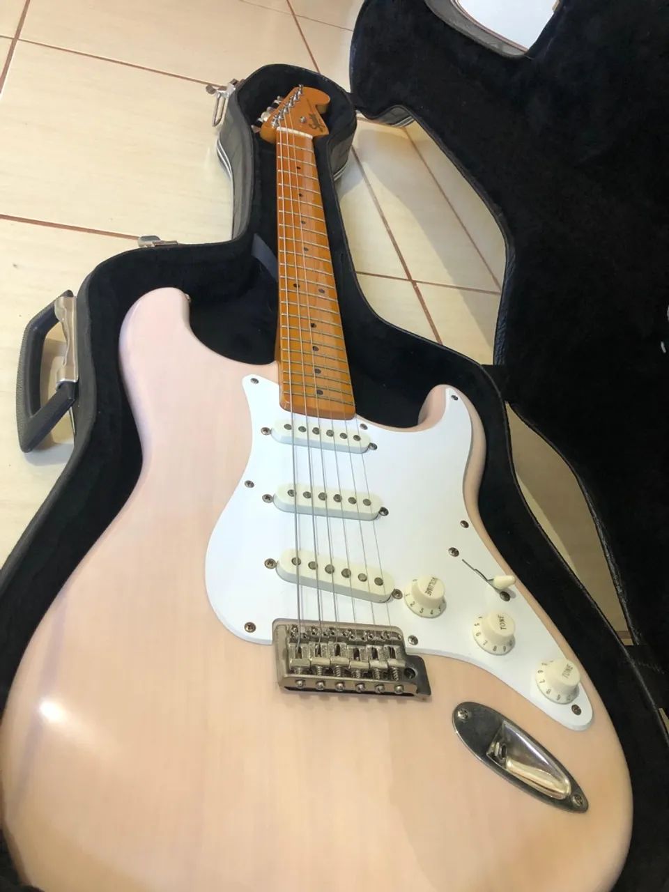 GUITARRA FENDER® SQUIER® CLASSIC VIBE 50S STRATOCASTER- WHITE BLONDE + CASE - Foto 3
