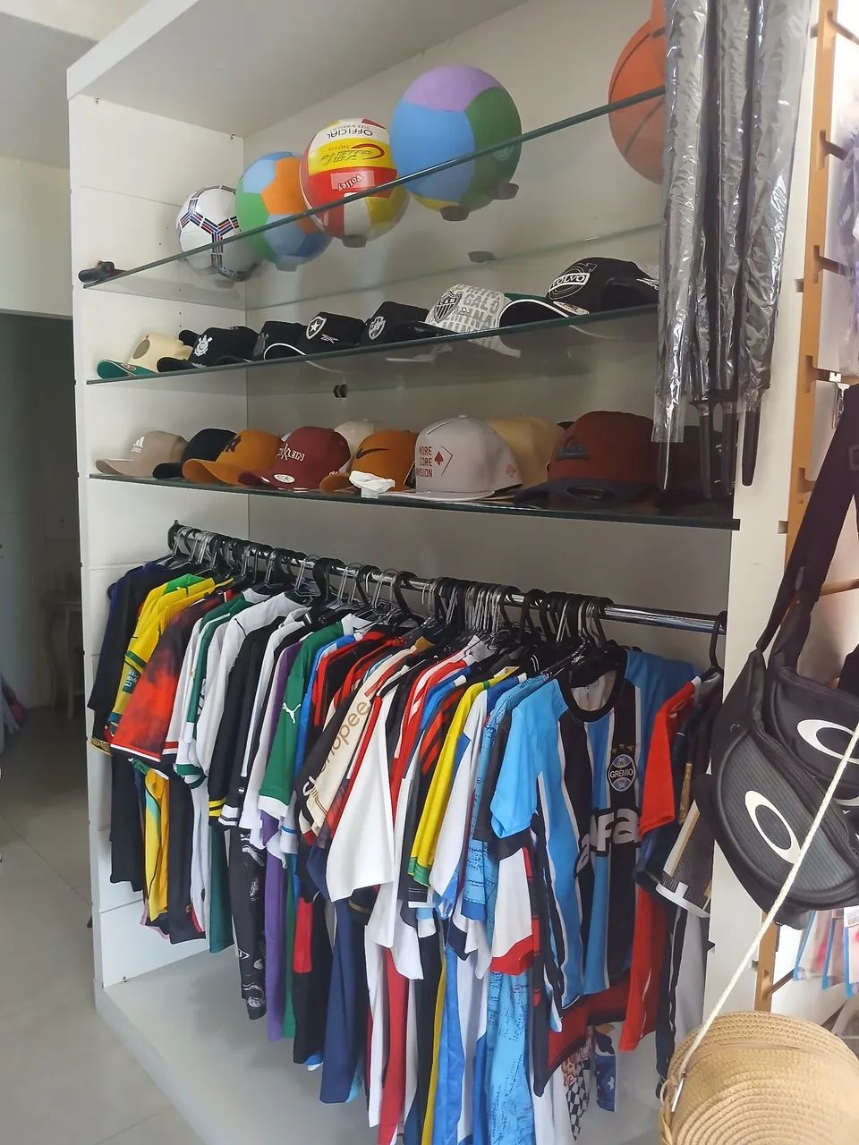 Móveis Comerciais para Loja - Estantes, Prateleiras de Vidro e Araras - Foto 2