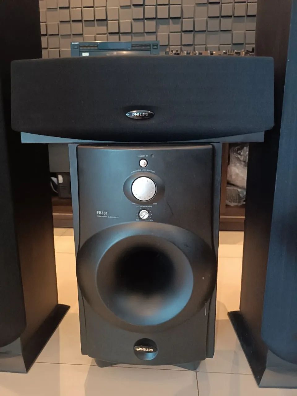 Conjunto caixas Philips 2 torres, 1 central, 2 surroud e 1sub  - Foto 2